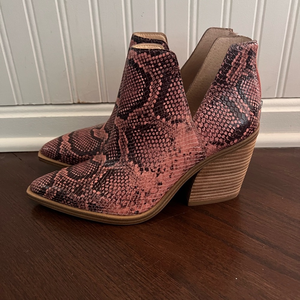 NWOT Leather Vince Camuto Gigietta Pink Snake Print Bootie Size 9